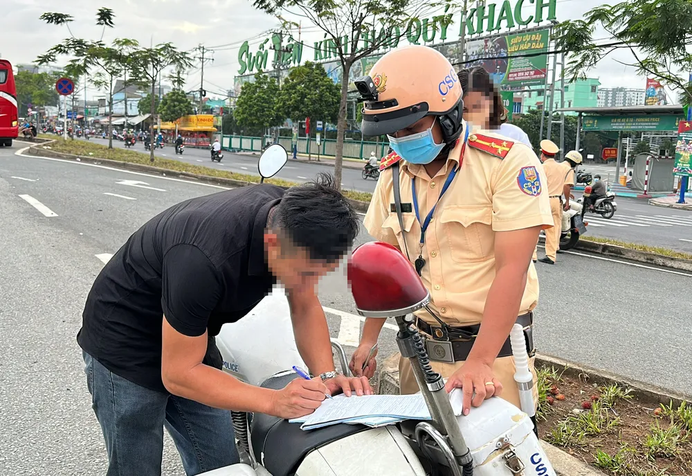 Nam tài xế thừa nhận vi phạm nhưng do yêu cầu của hành khách nên chấp nhận vi phạm.