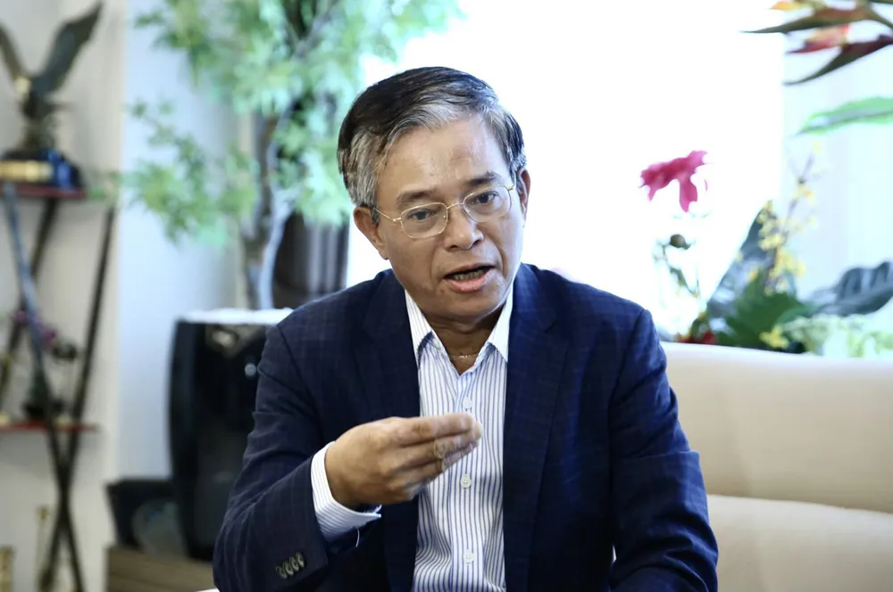 Theo Đại sứ Phạm Quang Vinh, muốn giải quyết triệt để các mâu thuẫn, xung đột, chiến tranh... chúng ta cần thời gian, sự chung tay của cả cộng đồng quốc tế chứ không chỉ vài quốc gia. Theo Đại sứ Phạm Quang Vinh, muốn giải quyết triệt để các mâu thuẫn, xung đột, chiến tranh... chúng ta cần thời gian, sự chung tay của cả cộng đồng quốc tế chứ không chỉ vài quốc gia.