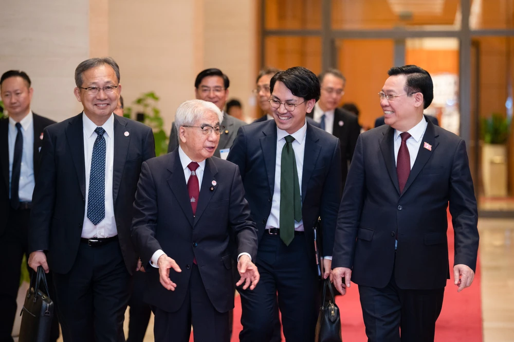 Chủ tịch Quốc hội Vương Đình Huệ và Chủ tịch Thượng viện Nhật Bản Otsuji Hidehisa trao đổi bên lề. Ảnh: QH