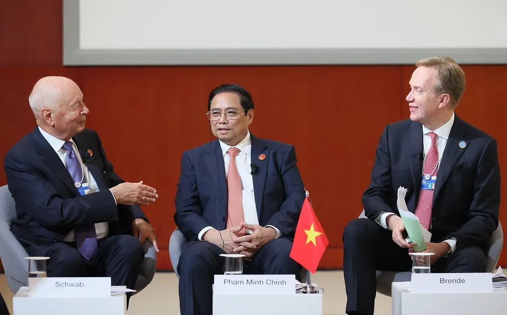 Thủ tướng Phạm Minh Chính (giữa) trò chuyện với các lãnh đạo của Diễn đàn Kinh tế thế giới (WEF) năm 2023. Ảnh: DUONG GIANG/VNA Thủ tướng Phạm Minh Chính (giữa) trò chuyện với các lãnh đạo của Diễn đàn Kinh tế thế giới (WEF) năm 2023. Ảnh: DUONG GIANG/VNA