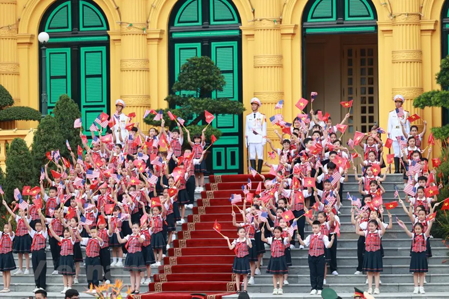 Đông đảo các cháu thiếu nhi Thủ đô Hà Nội đã chào đón Tổng thống Mỹ Joe Biden và các thành viên trong Đoàn. Ảnh: TTXVN