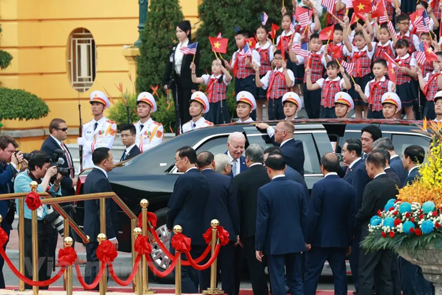 Đây là lần đầu tiên một Tổng thống Mỹ thăm cấp Nhà nước theo lời mời của Tổng Bí thư Đảng Cộng sản Việt Nam và cũng là lần đầu tiên cả Tổng thống và Phó Tổng thống Mỹ thăm Việt Nam trong một nhiệm kỳ. Ảnh: TTXVN