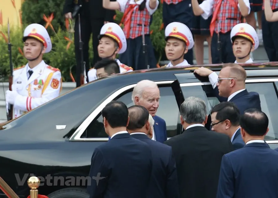 Tổng thống Mỹ Joe Biden bắt tay các thành viên đoàn Việt Nam. Ảnh: TTXVN