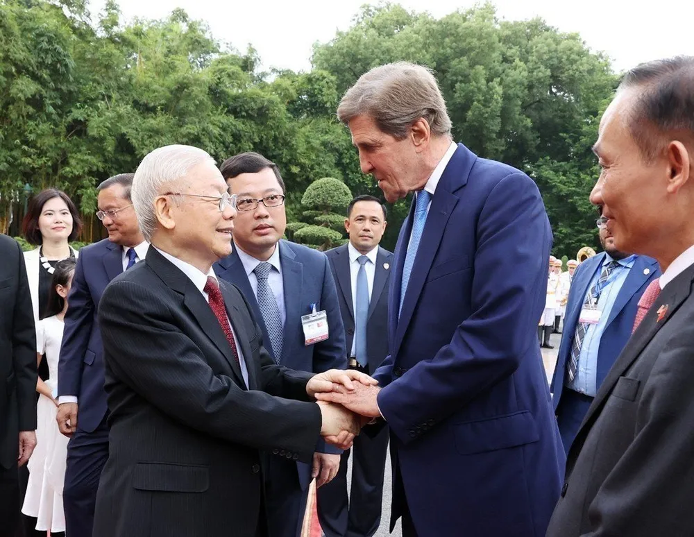 Tổng Bí thư Nguyễn Phú Trọng bắt tay ông John Kerry, Đặc phái viên về Khí hậu của Tổng thống Mỹ Joe Biden. Ảnh: TTXVN