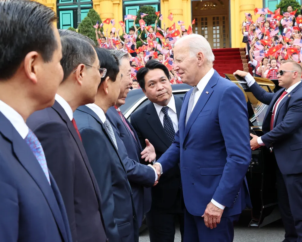 Tổng thống Mỹ Joe Biden bắt tay các thành viên Đoàn Việt Nam. Ảnh: Trí Dũng/TTXVN