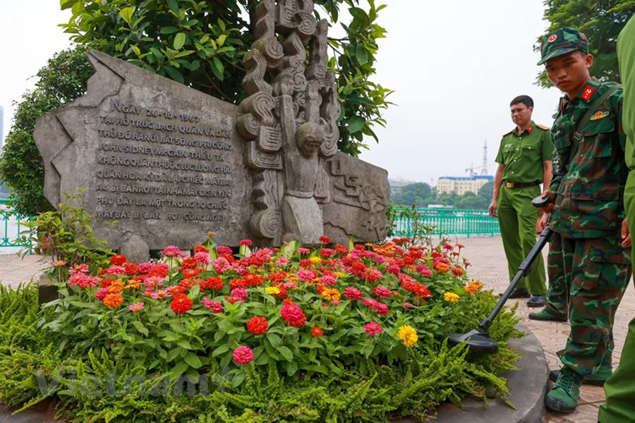 Phù điêu cố thượng nghị sĩ John Mc Cain. Ảnh: TTXVN