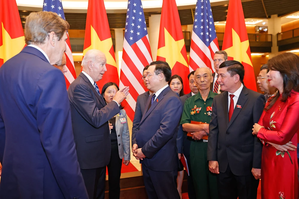 Chủ tịch QH Vương Đình Huệ và Tổng thống Joe Biden chứng kiến lãnh đạo Hội Cựu chiến binh, Bộ Quốc phòng Việt Nam trao tặng các kỷ vật chiến tranh cho phía Bộ Quốc phòng Mỹ - hành động có tính biểu tượng và nhân văn sâu sắc. Ảnh: QH