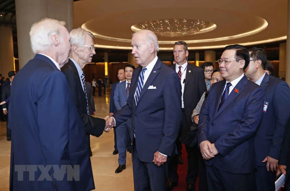 Chủ tịch Quốc hội Vương Đình Huệ, Tổng thống Mỹ Joe Biden với các đại biểu. Ảnh: TTXVN