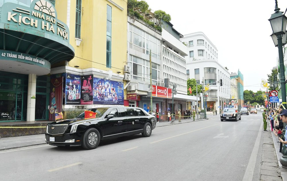 Tổng thống Mỹ Joe Biden rời Thủ đô Hà Nội, kết thúc tốt đẹp chuyến thăm cấp Nhà nước tới Việt Nam, chiều 11-9. Trong ảnh: Đoàn xe chuyên chở Tổng thống Joe Biden trên phố Tràng Tiền. Ảnh: TTXVN