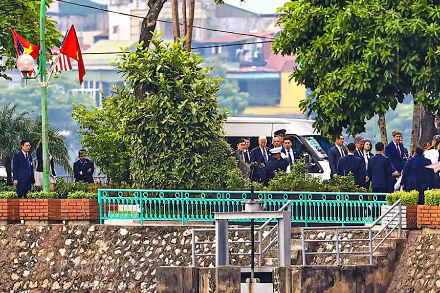 Phù điêu cố thượng nghị sĩ John Mc Cain nằm ven hồ Trúc Bạch, quận Ba Đình, TP Hà Nội. Ảnh: TTXVN