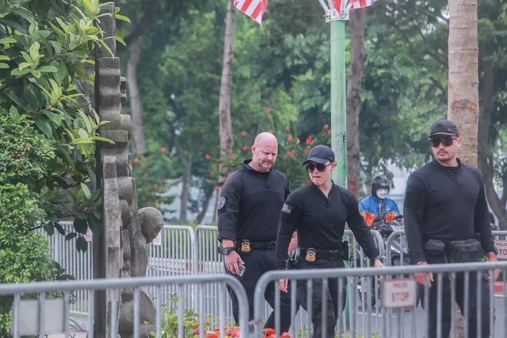 Để đảm bảo an ninh, ngay từ sáng sớm lực lượng chức năng đã đến khu vực đặt phù điêu cố thượng nghị sĩ John McCain để thực hiện nhiệm vụ. Ảnh: PHI HÙNG