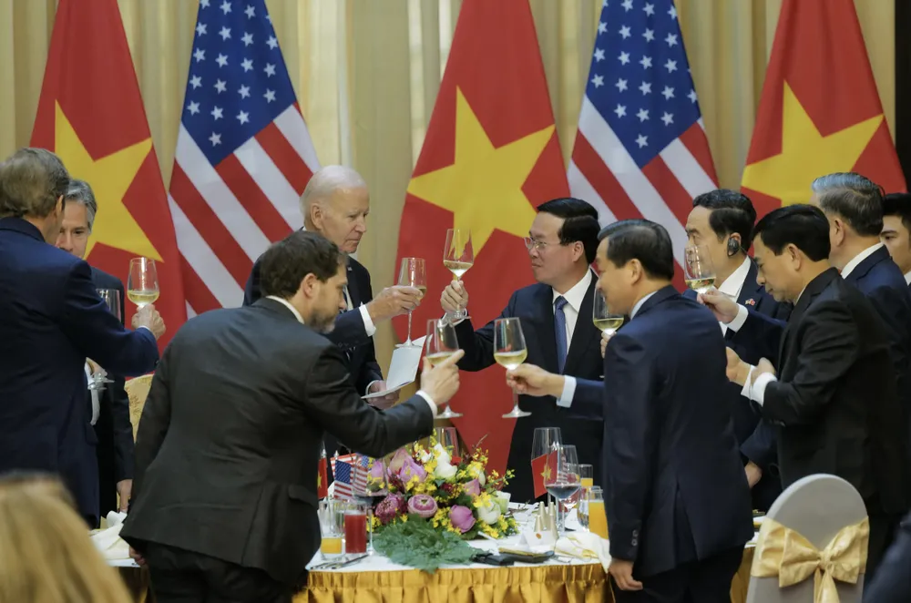 Chuyến thăm lần này của Tổng thống Joe Biden nhằm tiếp nối chiều dài lịch sử quan hệ Việt-Mỹ, với niềm tin, sự hiểu biết và tôn trọng lẫn nhau. Trong ảnh: Chủ tịch nước Võ Văn Thưởng chủ trì tiệc chiêu đãi trọng thể Tổng thống Mỹ Joe Biden, trưa 11-9. Ảnh: VGP
