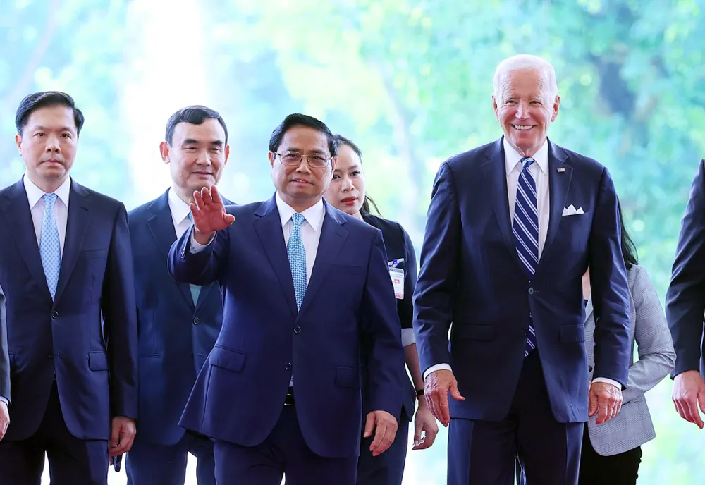 Thủ tướng Phạm Minh Chính và Tổng thống Joe Biden cùng đại diện doanh nghiệp hai nước trao đổi bên lề Hội nghị cấp cao Việt Nam - Hoa Kỳ về Đầu tư và Đổi mới sáng tạo, sáng 11-9. Ảnh: VGP