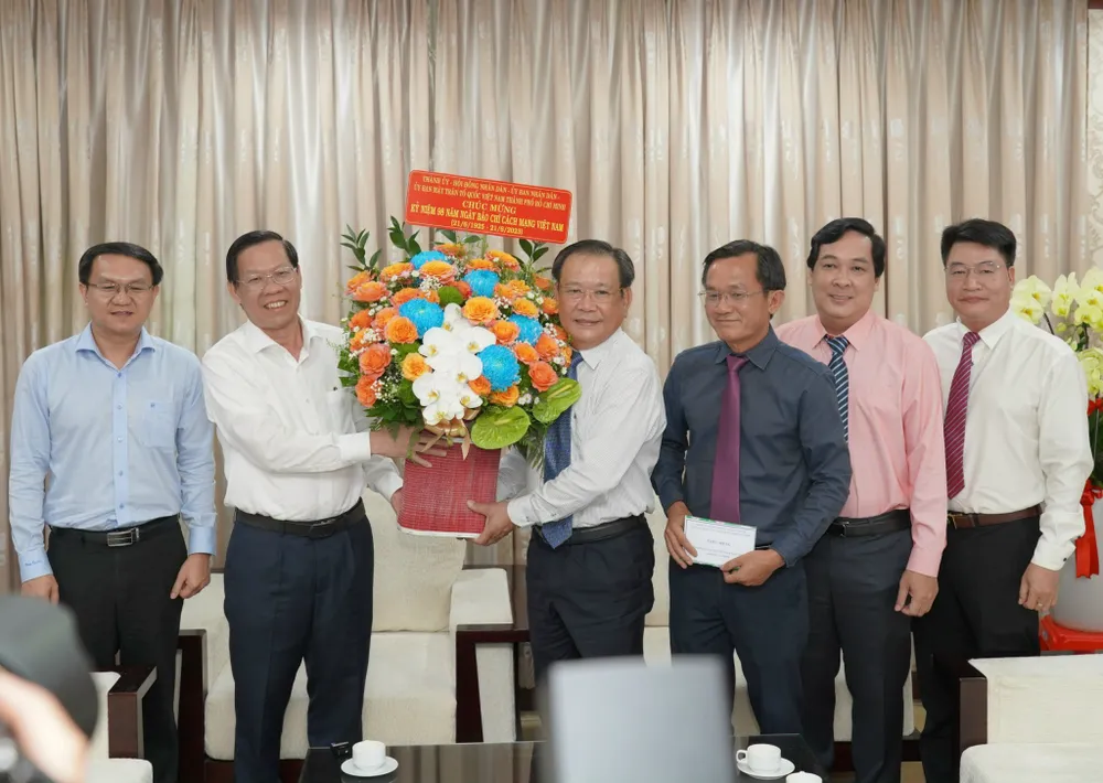Chủ tịch UBND TP.HCM Phan Văn Mãi dẫn đầu đoàn lãnh đạo đến thăm và chúc mừng Báo Pháp Luật TP.HCM nhân ngày Báo chí Cách mạng Việt Nam (21-6-1925 – 21-6-2023). Ảnh: BẢO PHƯƠNG Chu-tich-phan-van-mai-tham-bao-phap-luat-tphcm.jpg