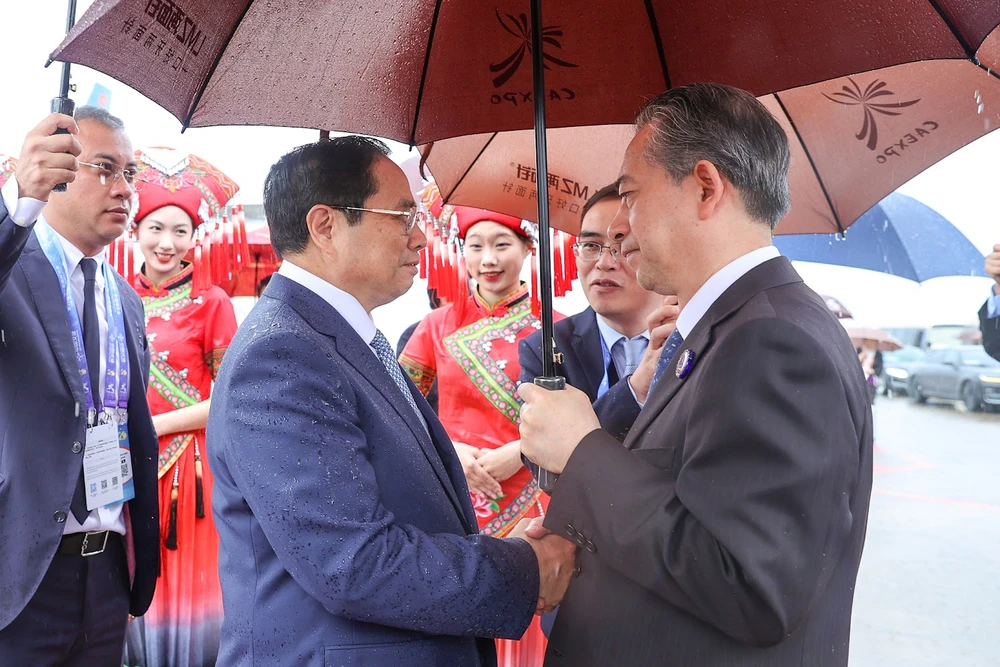 Thường vụ Khu ủy, Trưởng Ban Tổ chức Khu ủy Quảng Tây Vương Duy Bình đón Thủ tướng Phạm Minh Chính và Đoàn đại biểu Việt Nam tại sân bay. Ảnh: VGP thu-tuong-toi-trung-quoc-1.jpeg