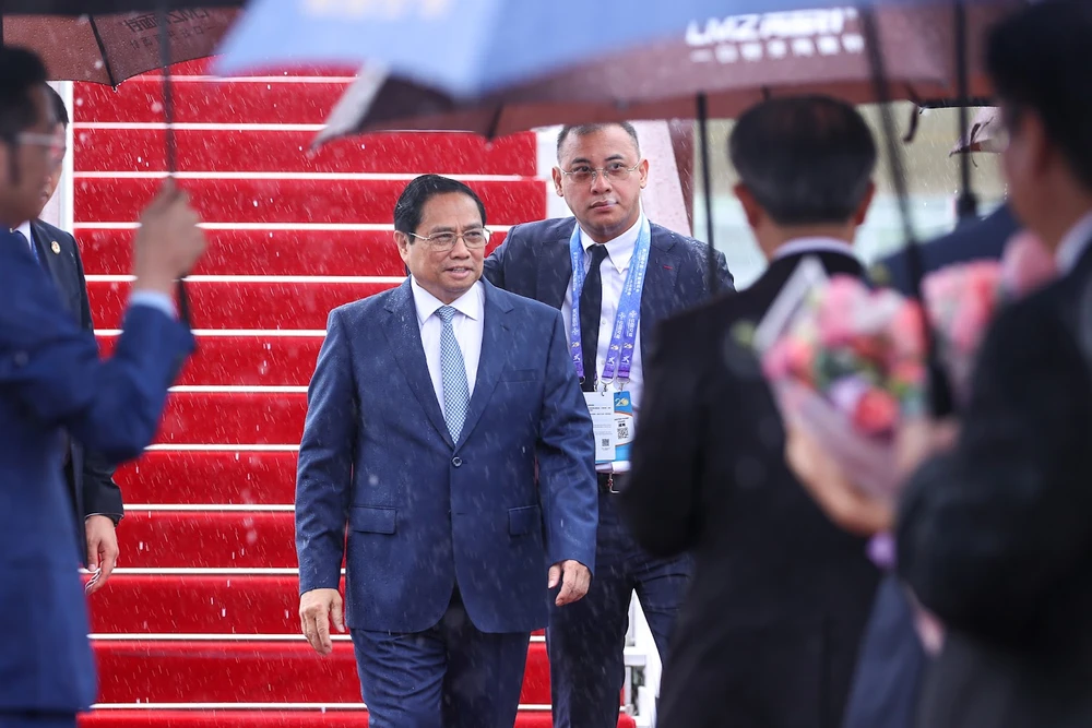 Thủ tướng Phạm Minh Chính và Đoàn đại biểu Việt Nam tới sân bay Nam Ninh, bắt đầu tham dự Hội chợ Trung Quốc - ASEAN (CAEXPO) và Hội nghị thượng đỉnh Thương mại - Đầu tư Trung Quốc - ASEAN (CABIS) lần thứ 20. Ảnh: VGP thu-tuong-toi-trung-quoc.jpeg