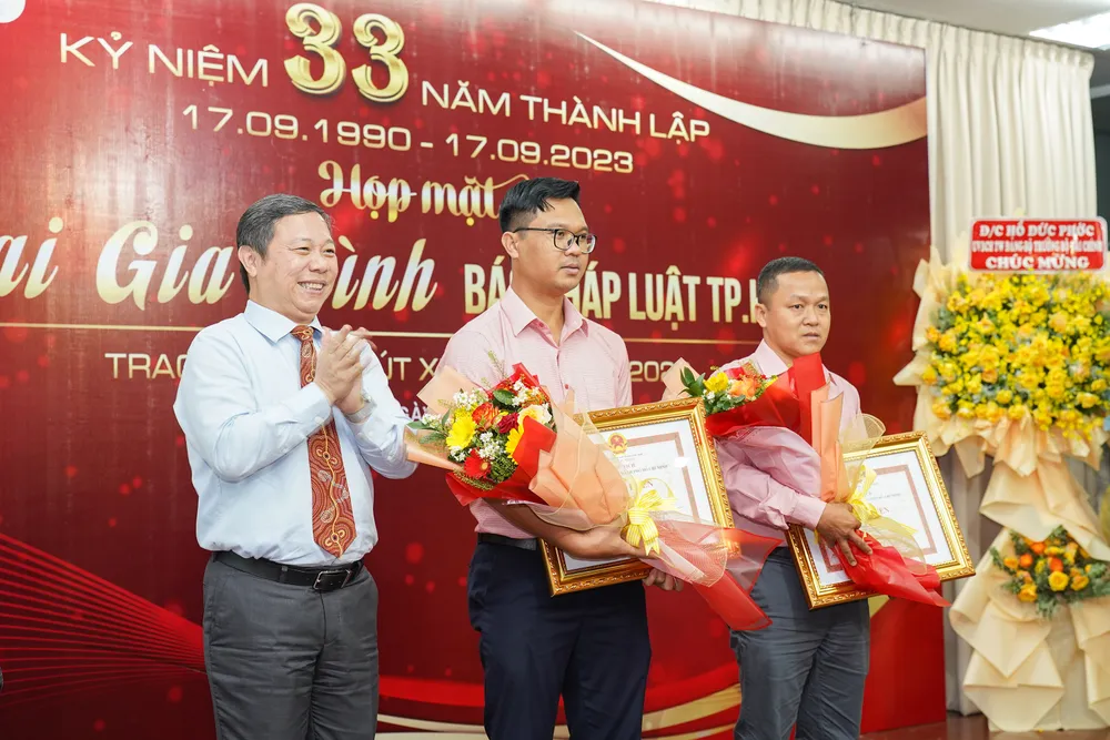 Phó Chủ tịch UBND TP.HCM Dương Anh Đức trao bằng khen của UBND TP cho hai PV của báo Pháp Luật TP.HCM đã đoạt giải Báo chí Quốc gia năm 2022. Ảnh: MINH HOÀNG 33-nam-thanh-lap-bao-phap-luat-tphcm-duong-anh-duc-1