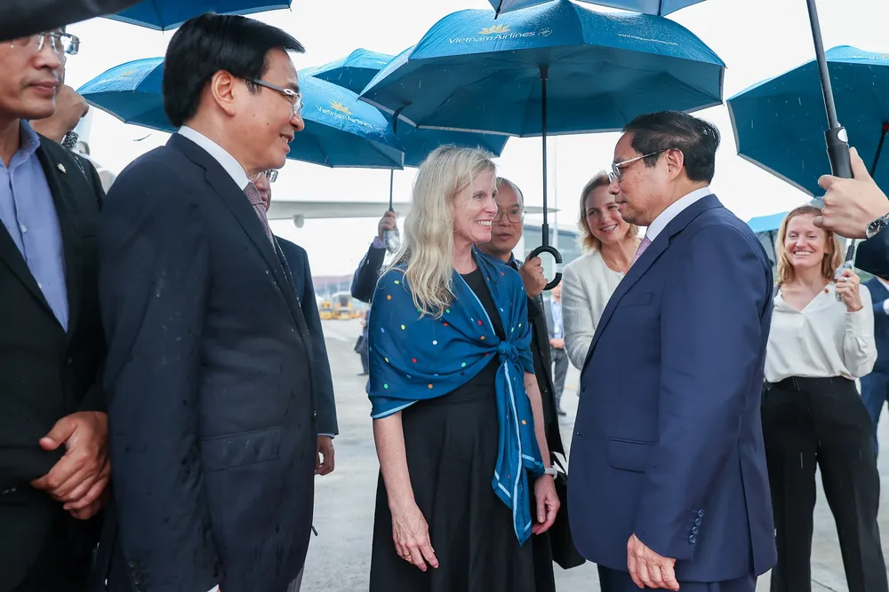 Phó Đại sứ Mỹ Melissa Anne Bishop; Tham tán Kinh tế Lynne B. Gadkowski, Đại sứ quán Mỹ tại Việt Nam tiễn Thủ tướng lên đường dự Phiên thảo luận chung cấp cao Khóa 78 Đại hội đồng Liên hợp quốc. Ảnh: VGP thu-tuong-pham-minh-chinh-lien-hop-quoc-my-2.jpg