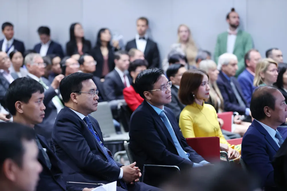 Các thành viên đoàn đại biểu cấp cao Việt Nam và đông đảo lãnh đạo các doanh nghiệp Việt Nam và Mỹ tham dự diễn đàn. Ảnh: VGP thu-tuong-pham-minh-chinh-gap-go-doanh-nghiep-viet-nam-tai-my-1.jpg