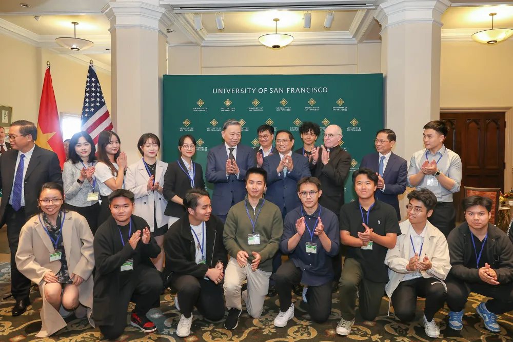 Thủ tướng chụp hình với các sinh viên Việt Nam đang theo học tại Đại học tổng hợp San Francisco (USF). Ảnh: VGP thu-tuong-pham-minh-chinh-gap-go-sinh-vien-viet-nam-tai-my-1.jpg