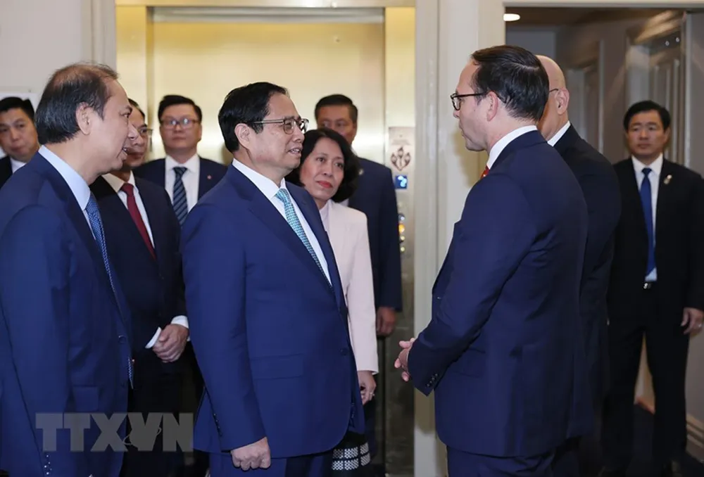 Lãnh đạo Đại học Georgetown đón Thủ tướng Phạm Minh Chính. Ảnh: TTXVN thu-tuong-pham-minh-chinh-den-thu-do-nuoc-my-dai-hoc-georgetown-1.jpeg