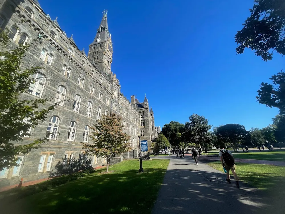 Trường Đại học Georgetown được thành lập vào năm 1789, là ngôi trường mơ ước của không chỉ rất nhiều sinh viên Mỹ mà còn có cả sinh viên quốc tế. Ảnh VGP thu-tuong-pham-minh-chinh-den-thu-do-nuoc-my-dai-hoc-georgetown.jpeg
