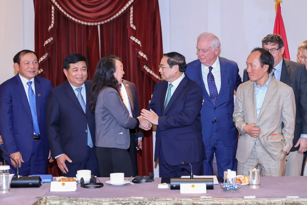 Thủ tướng cảm ơn ý kiến của các giáo sư, chuyên gia kinh tế, nhà nghiên cứu tại toạ đàm. Ảnh: VGP thu-tuong-pham-minh-chinh-toa-dam-voi-hoc-gia-my-1.jpeg