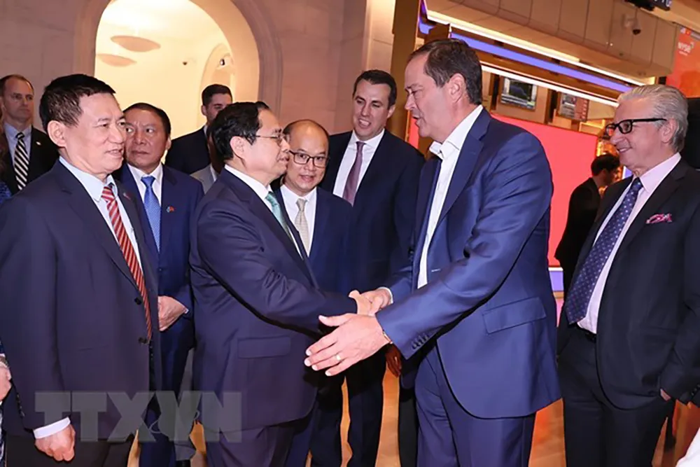 Thủ tướng Phạm Minh Chính thăm Sàn Giao dịch Chứng khoán New York. Ảnh: TTXVN thu-tuong-rung-chuong-mo-cua-san-chung-khoan-my-3.jpeg
