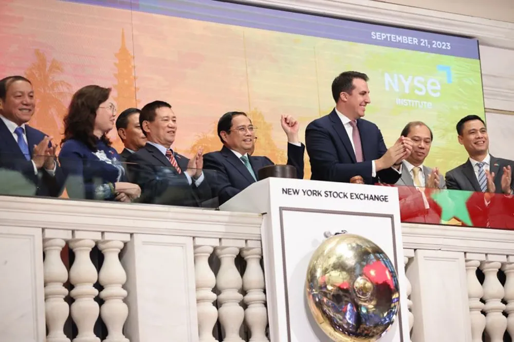 Thủ tướng Phạm Minh Chính rung chuông khai mạc tại Sàn giao dịch chứng khoán New York (NYSE). Ảnh: VGP thu-tuong-rung-chuong-mo-cua-san-chung-khoan-my.jpeg