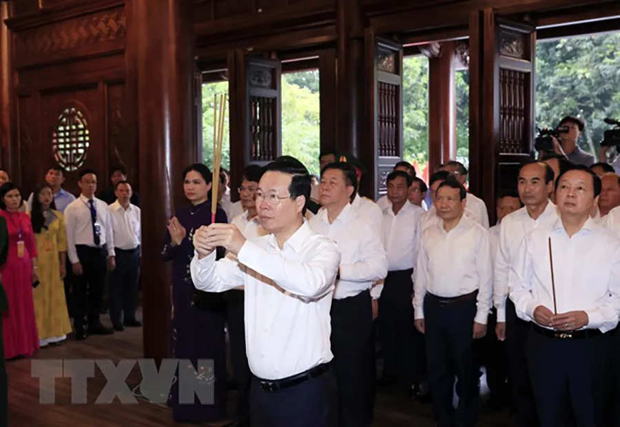 Chủ tịch nước Võ Văn Thưởng dâng hương tại Nhà lưu niệm Bác Hồ ở Lào Cai. Ảnh: TTXVN chu-tich-nuoc-dang-huong-bac-ho-lao-cai.jpeg