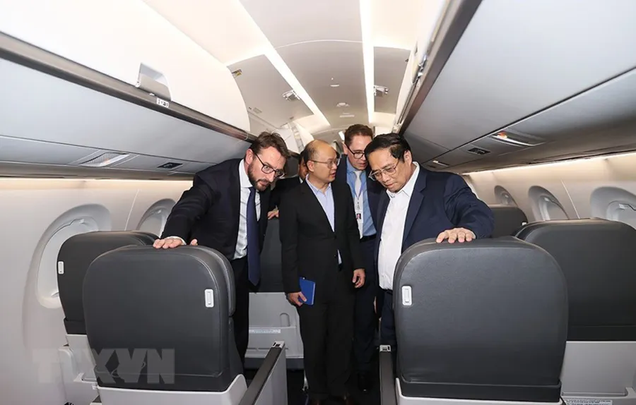 Thủ tướng tham quan không gian nội thất máy bay do Tập đoàn Hàng không Vũ trụ Embraer của Brazil sản xuất. Ảnh: TTXVN thu-tuong-tham-tap-doan-hang-khong-brazil.jpeg
