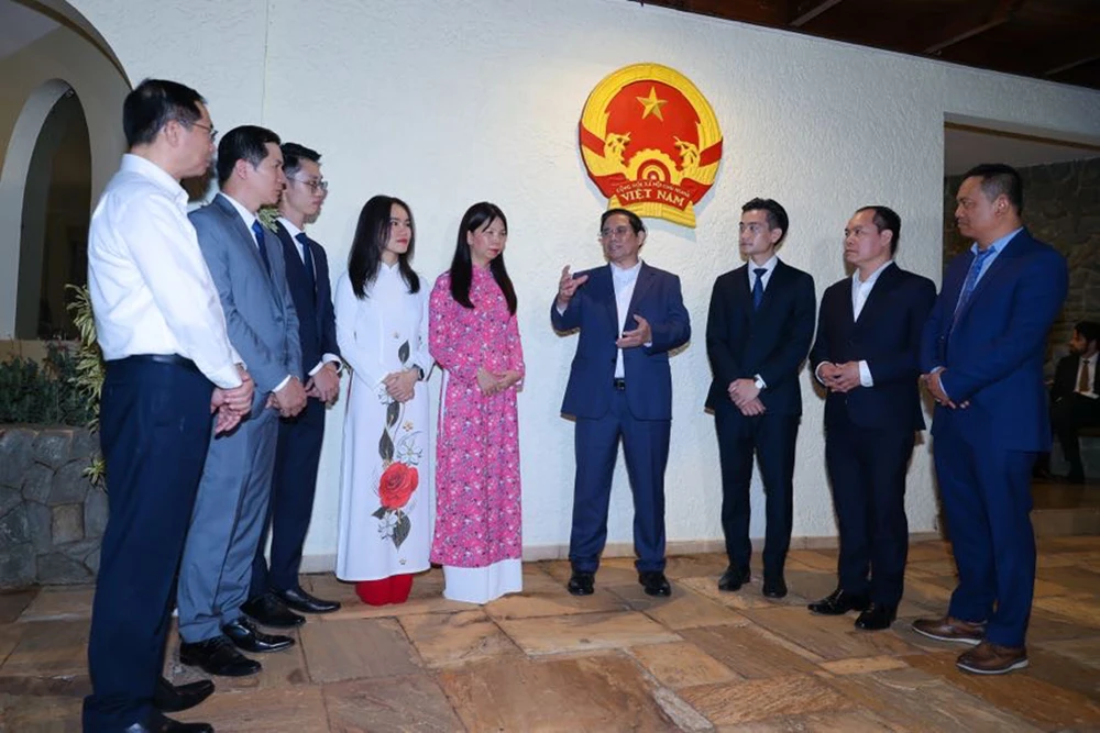 Thủ tướng Phạm Minh Chính biểu dương tinh thần làm việc của các cán bộ, nhân viên Đại sứ quán. Ảnh: VGP thu-tuong-tham-dai-su-quan-viet-tai-brazil-1.jpeg