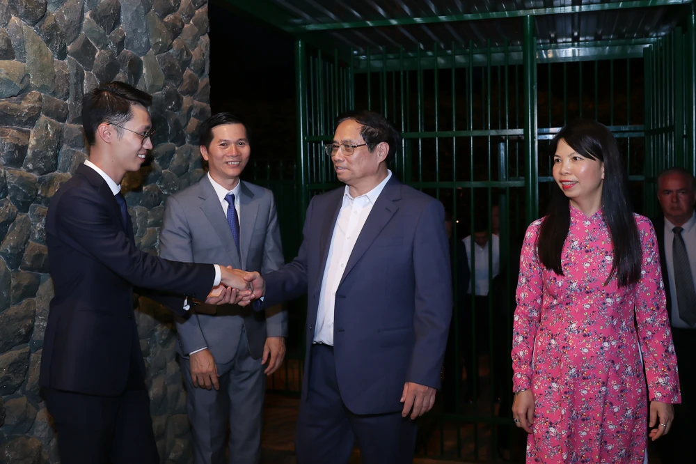 Thủ tướng tới thăm trụ sở và gặp gỡ cán bộ, nhân viên Đại sứ quán Việt Nam tại Brazil. Ảnh: VGP thu-tuong-tham-dai-su-quan-viet-tai-brazil.jpeg