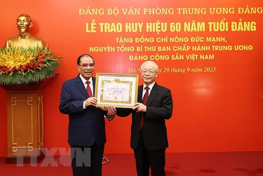 Tổng Bí thư Nguyễn Phú Trọng trao Huy hiệu 60 năm tuổi Đảng cho nguyên Tổng Bí thư Nông Đức Mạnh. Ảnh: TTXVN trao-huy-hieu-dang-nong-duc-manh.jpg