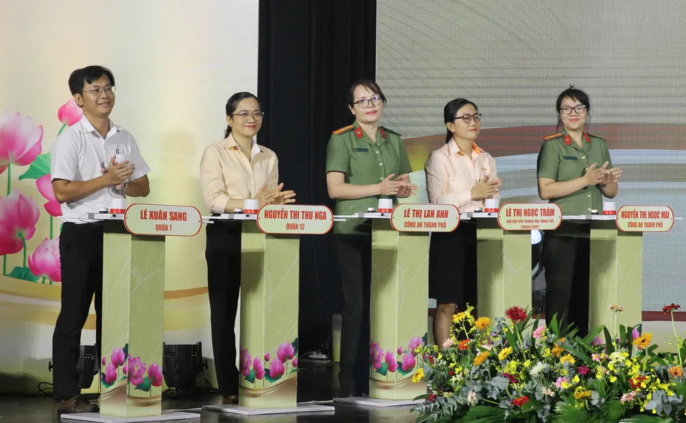 Các thí sinh dự thi xếp hạng hội thi tìm hiểu Luật thi đua, khen thưởng