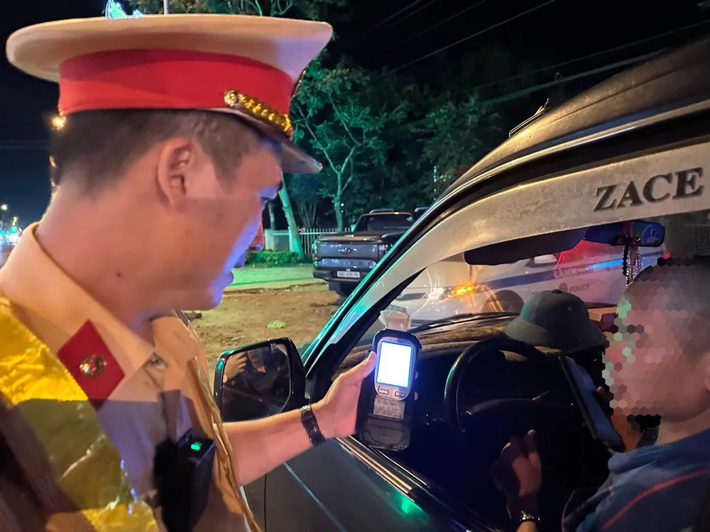 Phòng CSGT Lâm Đồng phối hợp với công an các huyện, TP xử lý tài xế vi phạm nồng độ cồn. Ảnh: VÕ TÙNG xu-ly-nong=-do-con-lam-dong (1).jpg