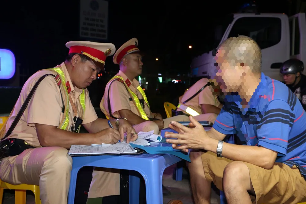 Một "ma men" bị tạm giữ ô tô. Ảnh: VÕ TÙNG xu-ly-nong=-do-con-lam-dong (3).jpg