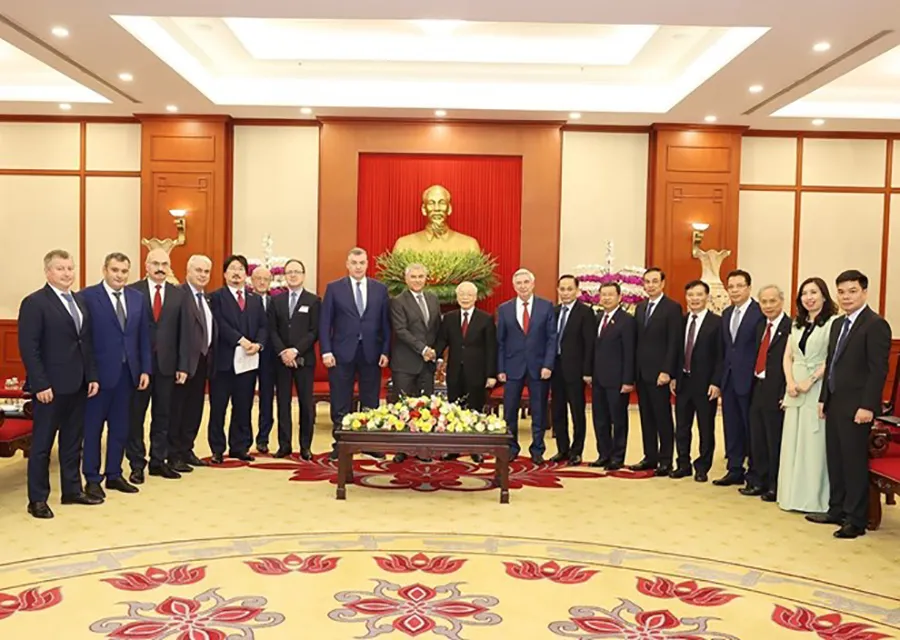 Tổng Bí thư Nguyễn Phú Trọng và Chủ tịch Duma Quốc gia Quốc hội Liên bang Nga Vyacheslav Vichtorovich Volodin chụp hình cùng các đại biểu. Ảnh: TTXVN tong-bi-thu-tiep-chu-tich-nga-1.jpg