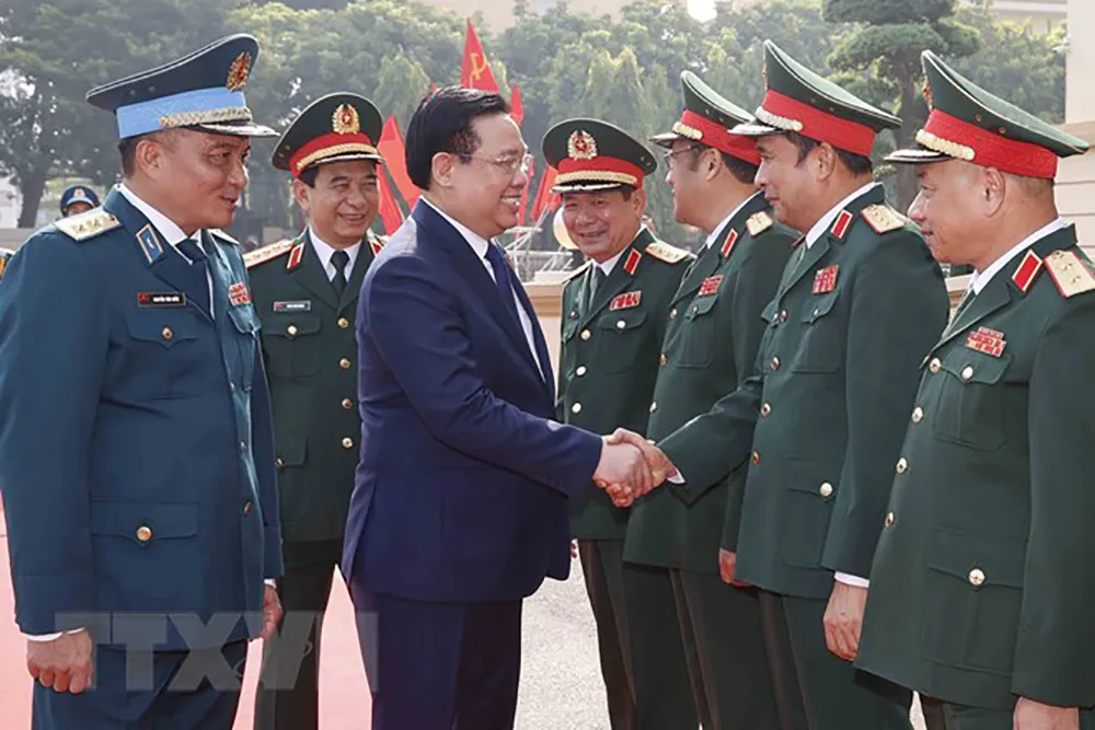 Chủ tịch Quốc hội Vương Đình Huệ cùng các lãnh đạo Bộ Quốc phòng tại buổi lễ. Ảnh: TTXVN 60-nam-truyen-thong-phong-khong-khong-quan-vuong-dinh-hue-1.jpg