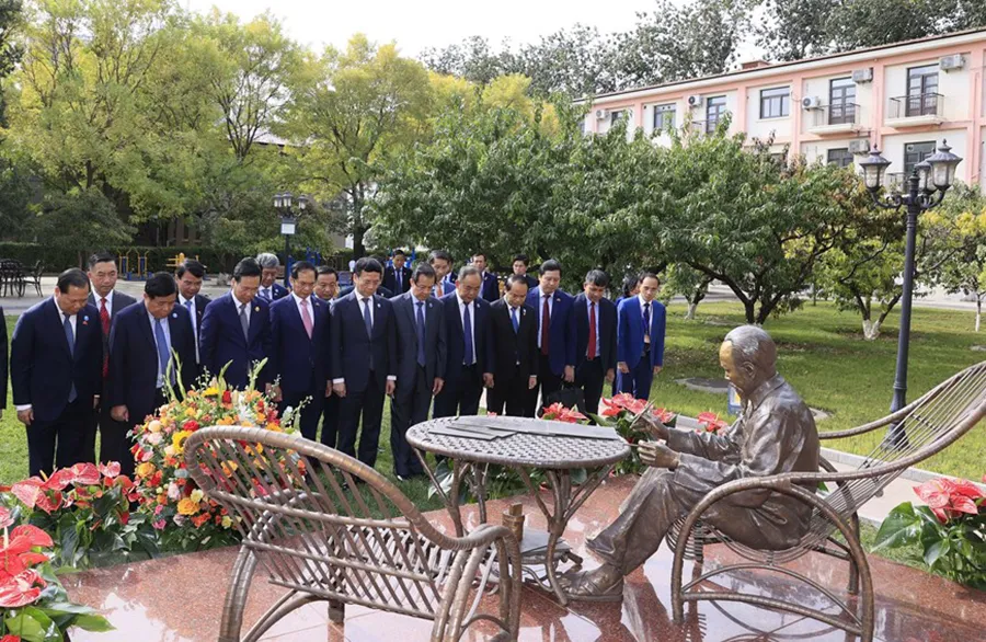 Chủ tịch nước Võ Văn Thưởng và đoàn đại biểu cấp cao Việt Nam đặt hoa tưởng nhớ Chủ tịch Hồ Chí Minh trong khuôn viên Đại sứ quán Việt Nam tại Trung Quốc. Ảnh: TTXVN chu-tich-nuoc-tai-trung-quoc-2.jpg