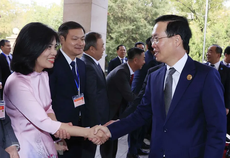 Chủ tịch nước Võ Văn Thưởng với cán bộ, nhân viên Đại sứ quán Việt Nam tại Bắc Kinh và các Tổng Lãnh sự Việt Nam tại các TP lớn ở Trung Quốc. Ảnh: TTXVN chu-tich-nuoc-tai-trung-quoc-3.jpg