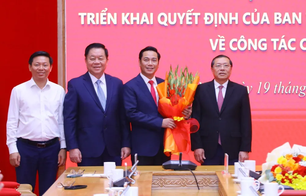 Lãnh đạo Ban Tuyên giáo Trung ương tặng hoa chúc mừng ông Nguyễn Công Dũng. Ảnh: TTXVN tong-bien-tap-bao-dien-tu-dang-cong-san-nguyen-cong-dung-1.jpg