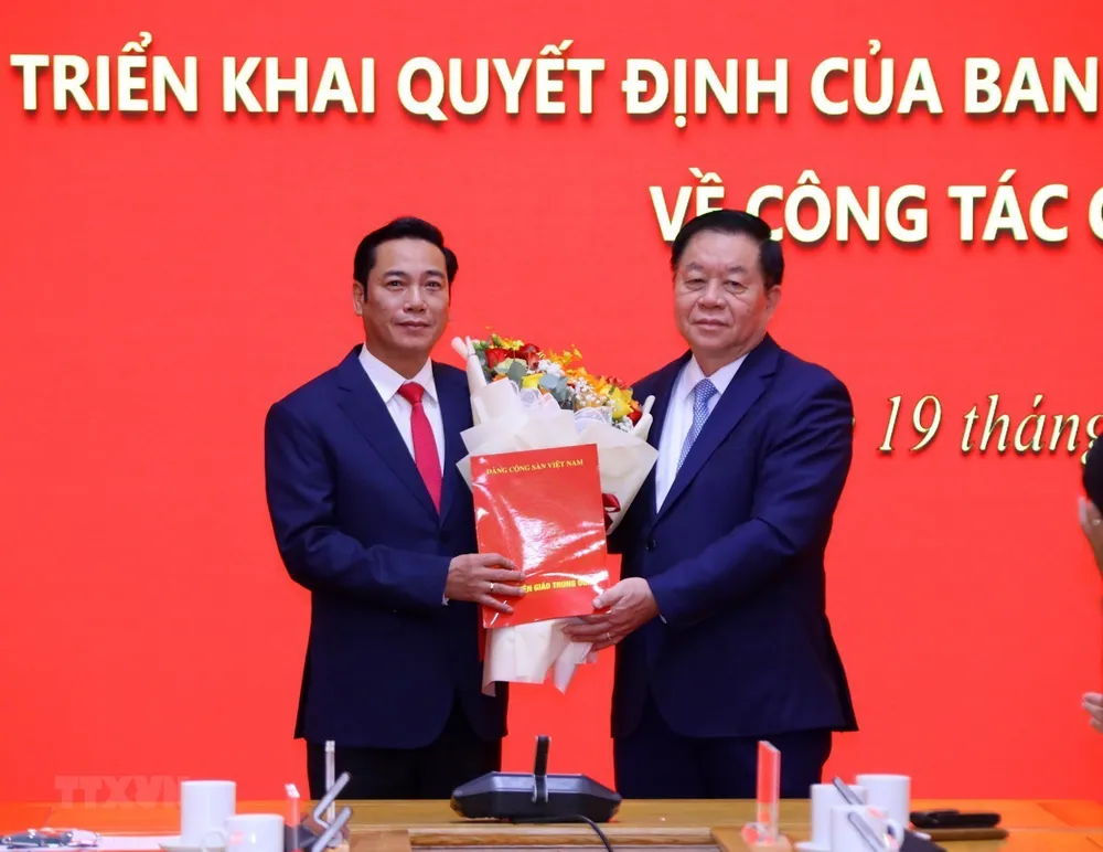 Trưởng Ban Tuyên giáo Trung ương Nguyễn Trọng Nghĩa phát biểu chỉ đạo và giao nhiệm vụ cho đồng chí Nguyễn Công Dũng. Ảnh: TTXVN tong-bien-tap-bao-dien-tu-dang-cong-san-nguyen-cong-dung.jpg