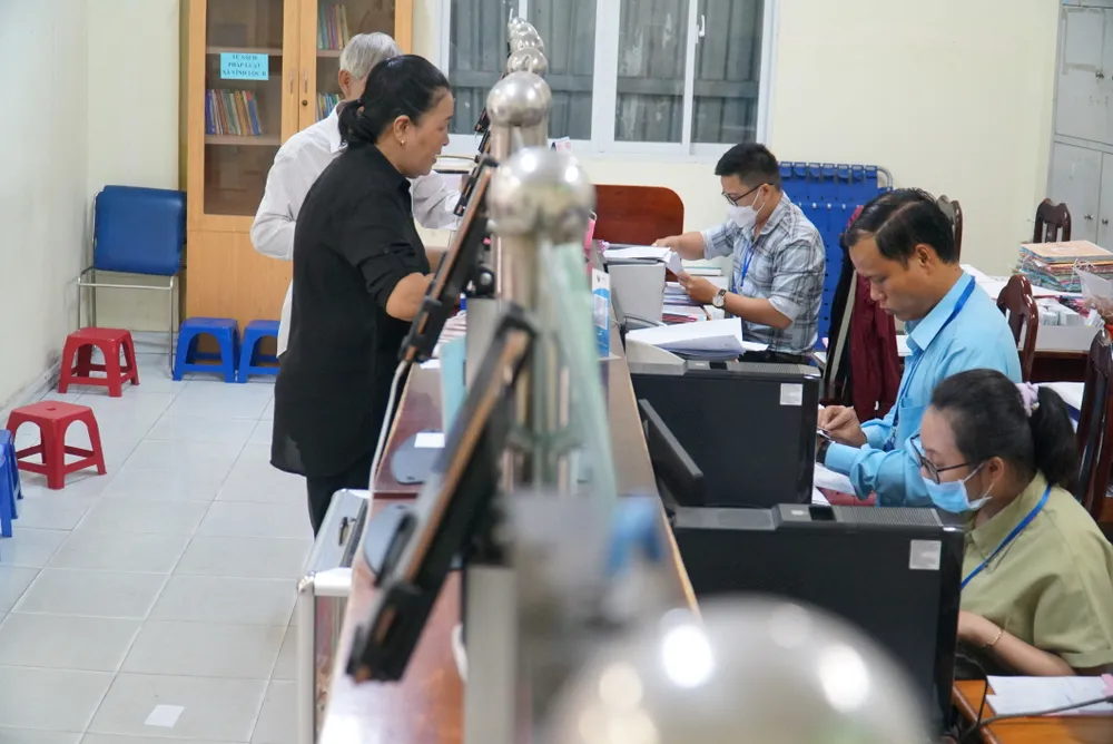 Nghiêm cấm cán bộ yêu cầu người dân cung cấp giấy tờ đã được số hóa-CAN-BO