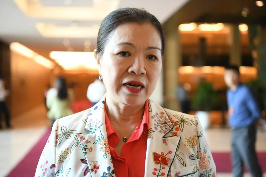 Bà Trương Thị Ngọc Ánh (đoàn đại biểu Quốc hội Cần Thơ), Phó Chủ tịch Ủy ban Trung ương MTTQ Việt Nam, trao đổi với báo chí bên hành lang Quốc hội. Ảnh: QH mttq-anh-thumb.jpg