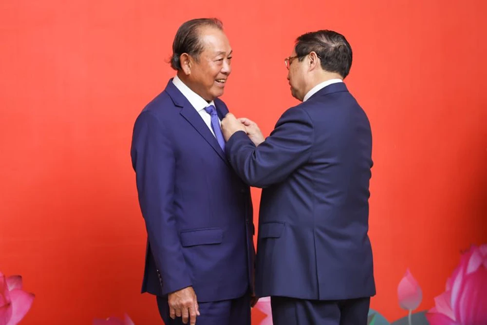 Thủ tướng trao Huy hiệu 50 năm tuổi Đảng cho nguyên Ủy viên Bộ Chính trị, nguyên Phó Thủ tướng Thường trực Trương Hòa Bình. Ảnh: VGP trao-huy-hieu-dang-truong-hoa-binh-1.jpg