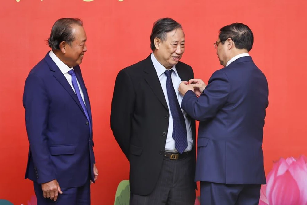 Thủ tướng trao tặng Huy hiệu 45 năm tuổi Đảng cho nguyên Ủy viên Bộ Chính trị, nguyên Phó Thủ tướng Phạm Gia Khiêm. Ảnh: VGP trao-huy-hieu-dang-truong-hoa-binh.jpg