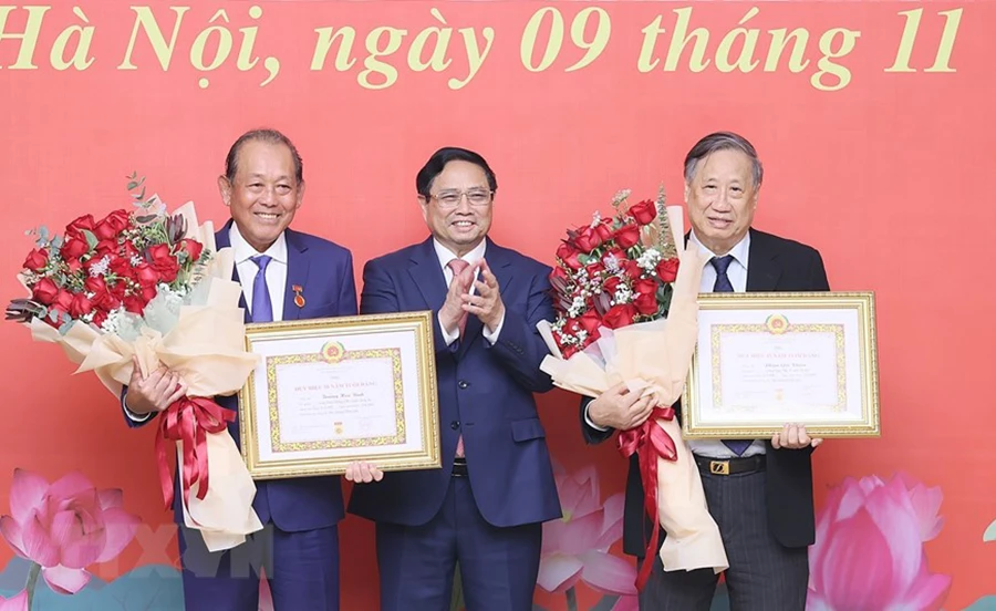 Thủ tướng Phạm Minh Chính chúc mừng ông Trương Hòa Bình và ông Phạm Gia Khiêm. Ảnh: TTXVN trao-huy-hieu-dang-truong-hoa-binh-3.jpg