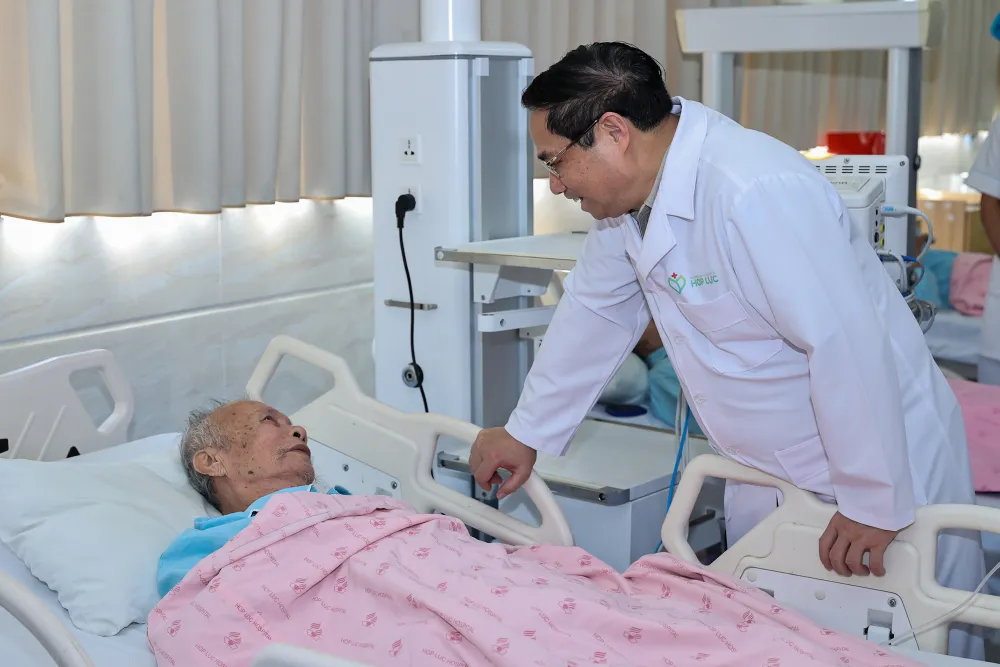 Thủ tướng ân cần thăm hỏi, chia sẻ với bệnh nhân, người nhà bệnh nhân đang điều trị tại BVĐK quốc tế Hợp Lực. Ảnh: VGP