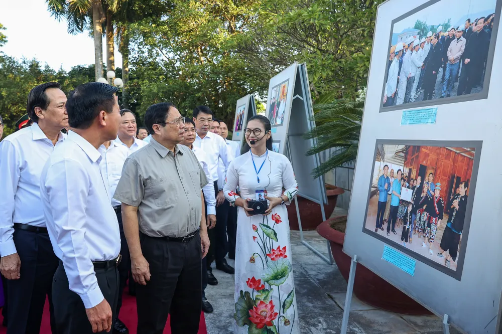 Thủ tướng ghi lưu bút và tham quan Khu Văn hóa tưởng niệm Chủ tịch Hồ Chí Minh. Ảnh: VGP